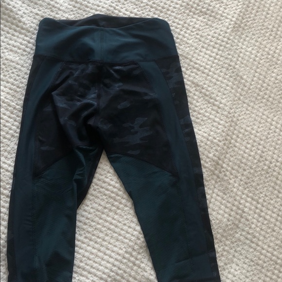 Lululemon Capri in teal camo - Picture 4 of 6